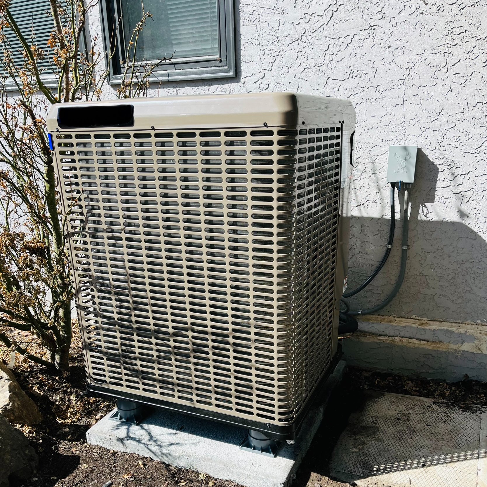 Construction of a heat pump in the yard of a detached house.